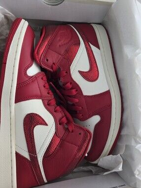 New Air Jordan 1 Mid SE Women's Size 10